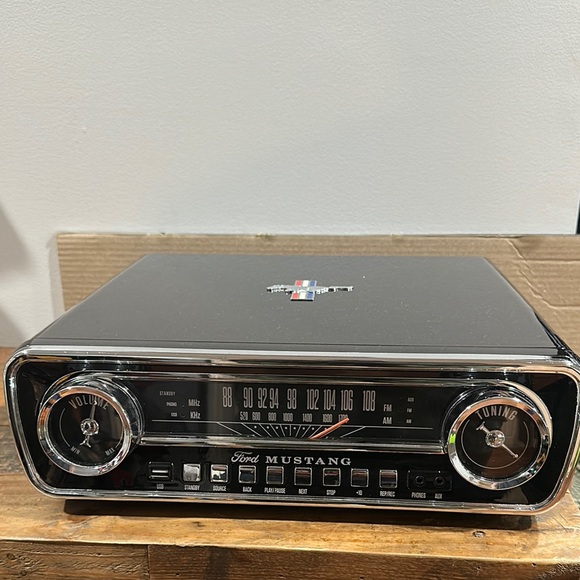 Ion Ford Mustang Black and Chrome Radio USB - Picture 1 of 7